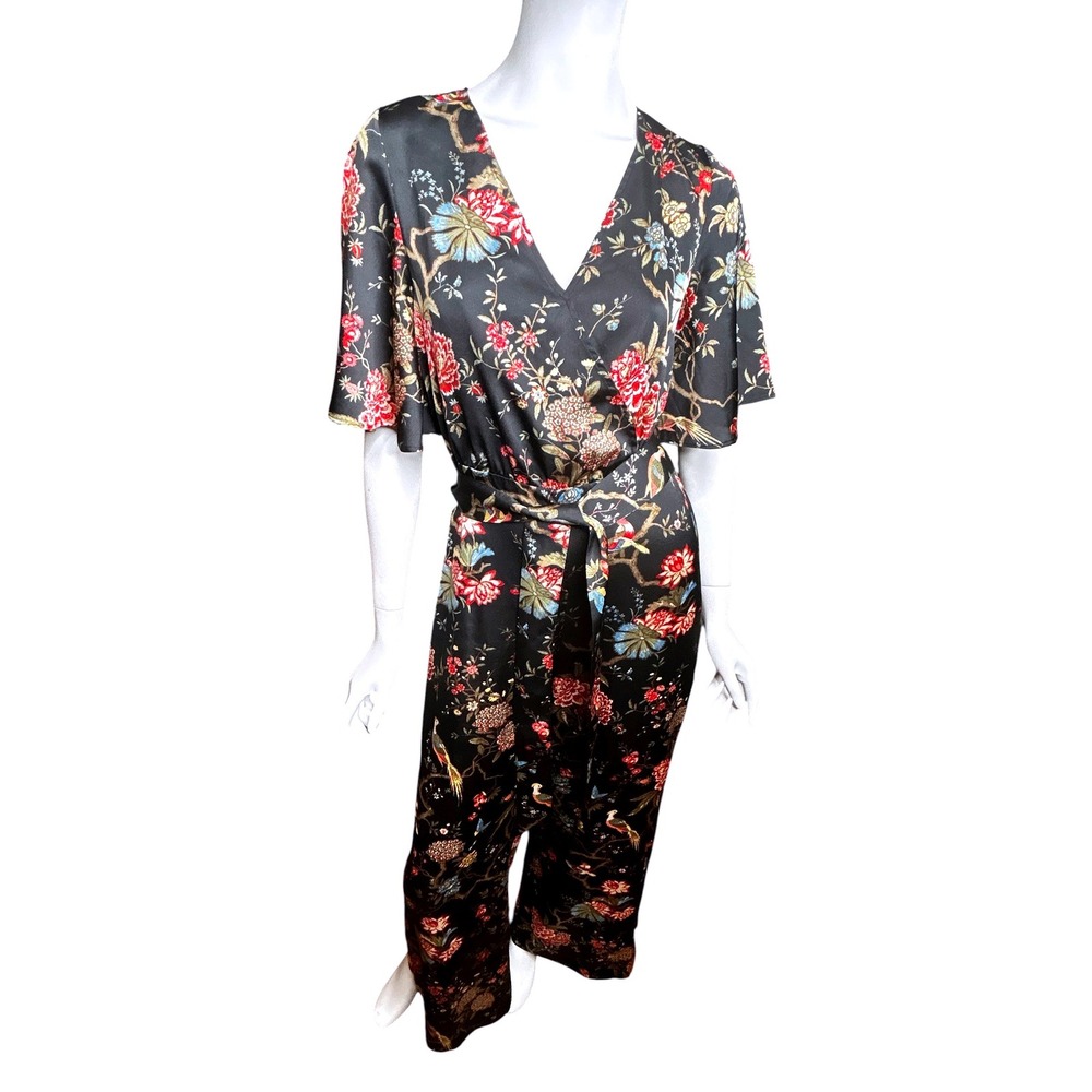 H&M Floral Bird Print Wide
Leg Jumpsuit Black Flutter
Sleeve V-Neck Size 6
